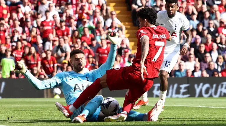 Liverpool venció a Tottenham y sigue vivo en la carrera por la Premier