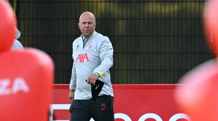 Arne Slot, técnico de Liverpool en Champions