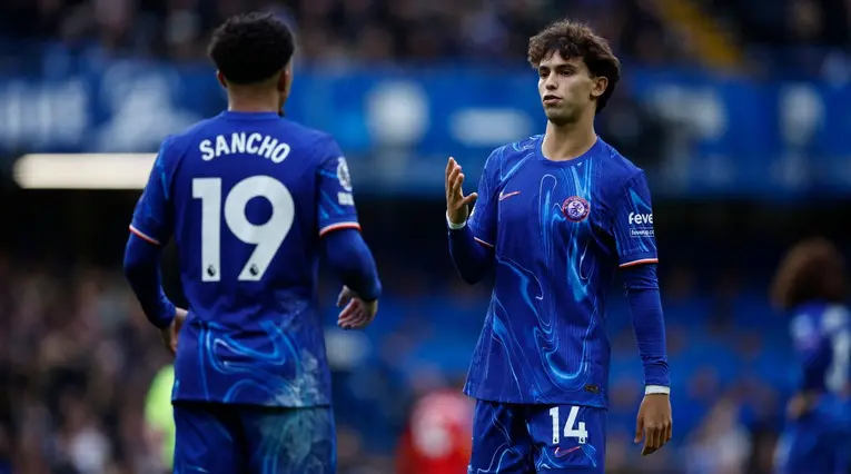 Jadon Sancho le gana la titular a Joao Félix