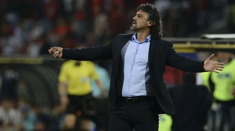 Emelec ya tendría lista la salida de Leonel Álvarez para la siguiente temporada