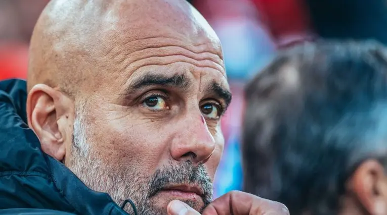 Pep Guardiola en banquillo del City