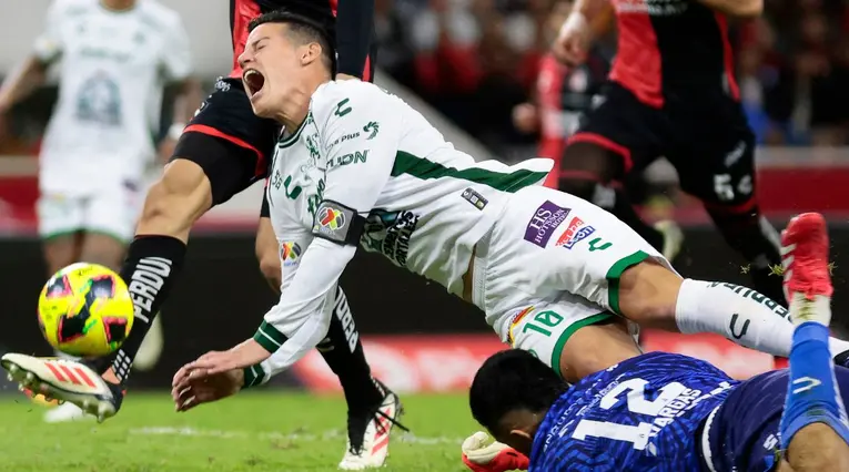 Penal de Camilo Vargas sobre James Rodríguez en la Liga MX