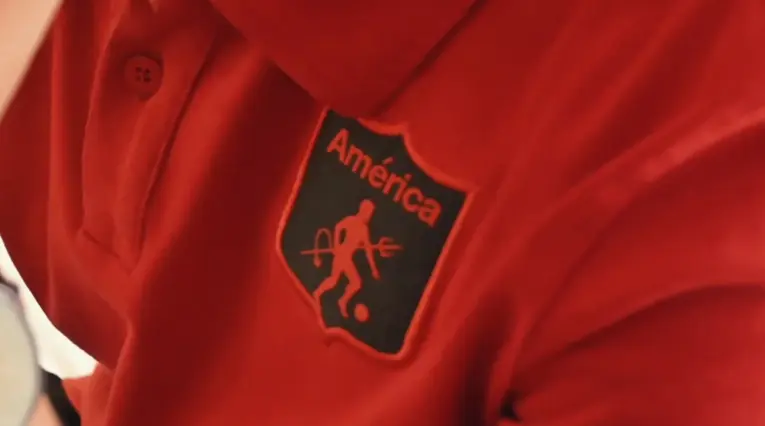 Escudo del América de Cali en una camiseta deportiva