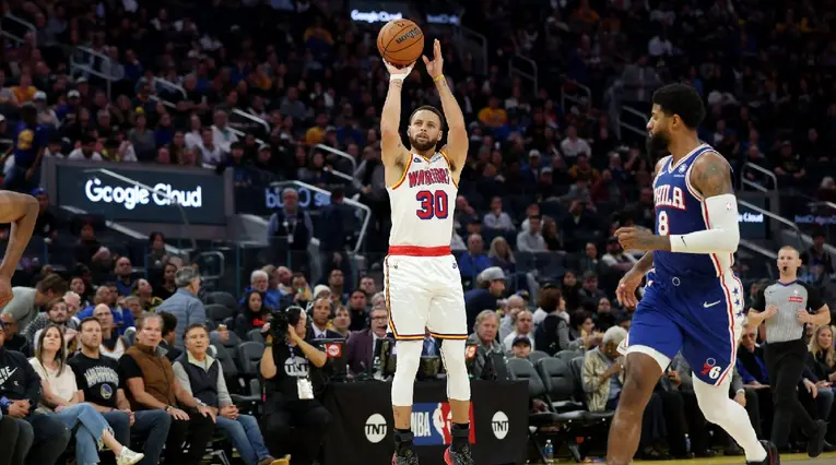 Steph Curry, el mejor lanzador de triples de la historia.