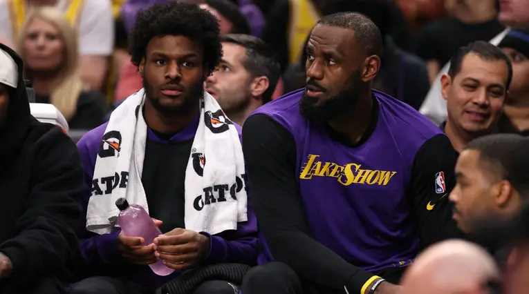 LeBron James y Bronny James pelean en pleno partido de Lakers en la NBA 