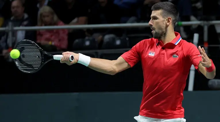 Novak Djokovic jugando con Serbia en la Copa Davis 