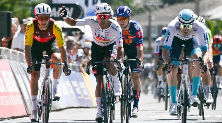 Corredores en el Tour Down Under 2025
