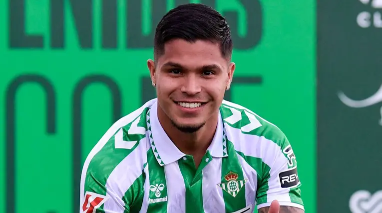 'Cucho' Hernández con Real Betis
