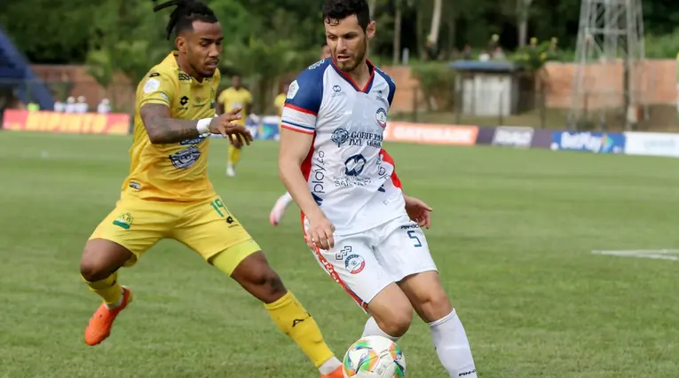 Guacamaya se roba el show en el partido de Bucaramanga y Alianza 