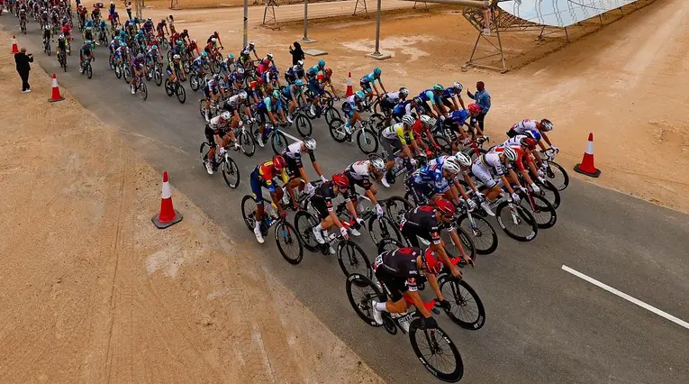 Ciclistas en el UAE Tour 2025