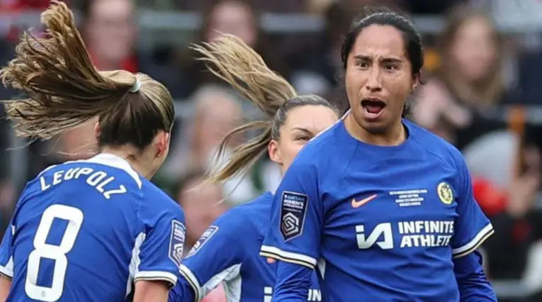 Mayra Ramírez con el Chelsea