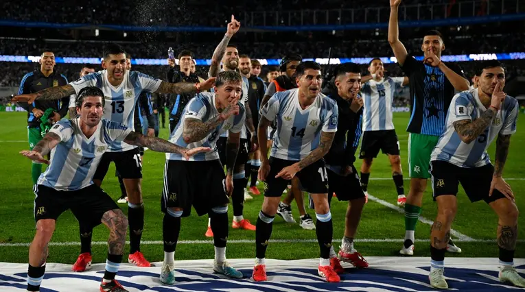 Argentina celebra su triunfo con insultante arenga hacia Rafinha