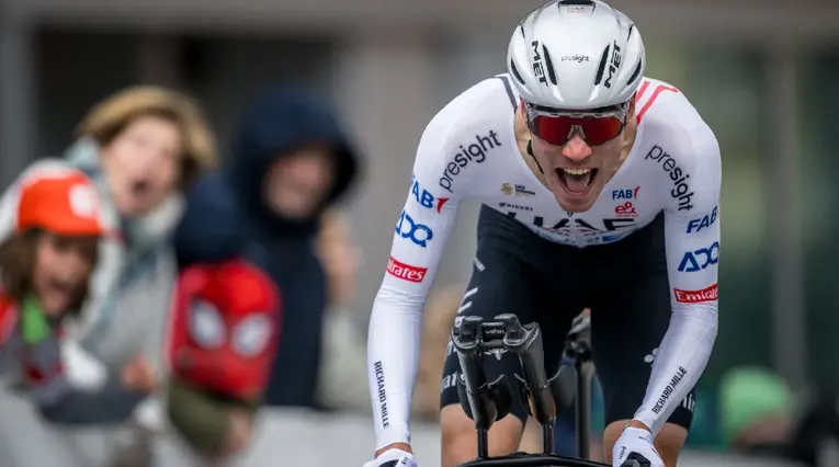 Juan Ayuso, ciclista español en el UAE Team Emirates