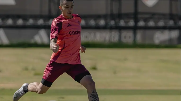 Kevin Castaño en el entrenamiento de River Plate