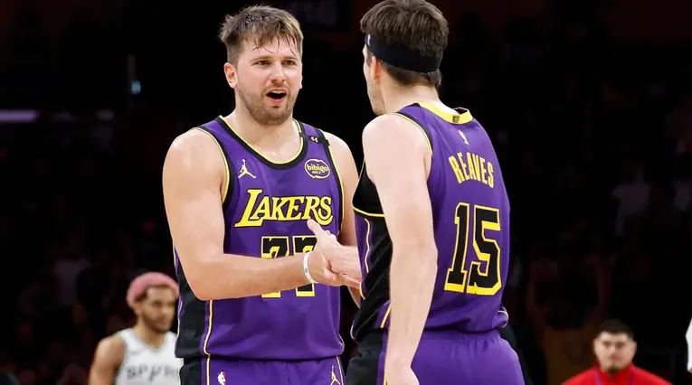 Lakers vuelve a ganar en la NBA sin LeBron James 