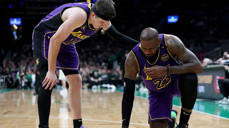 LeBron James sale lesionado en la derrota de Lakers
