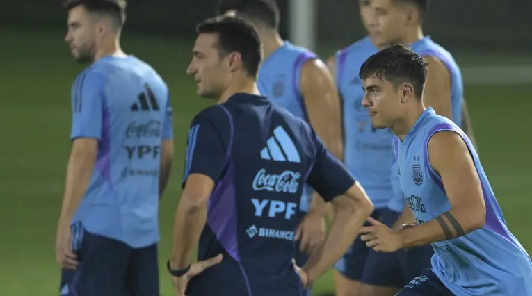 Lionel Scaloni reacciona a la lesión de Paulo Dybala