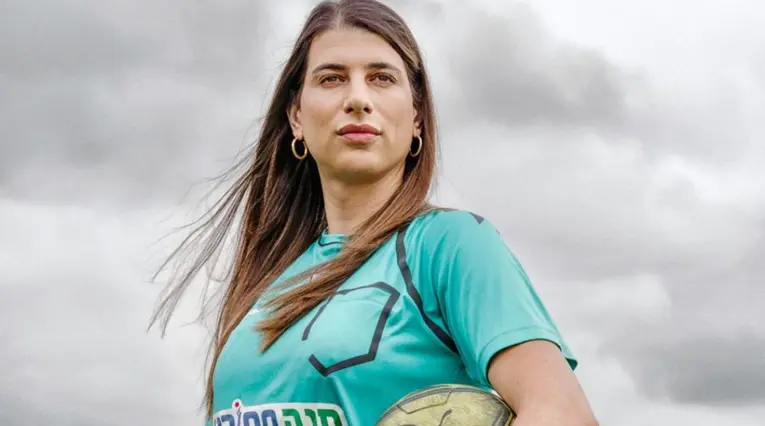 Sapir Berman se convirtió en la primera juez transgénero en dirigir un partido internacional.