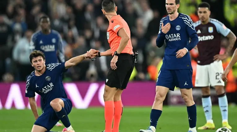 Árbitro del Aston Villa vs PSG pegó codazo a jugador