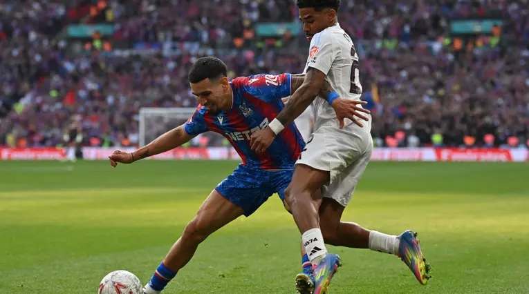 Daniel Muñoz clasificó a la final de FA Cup