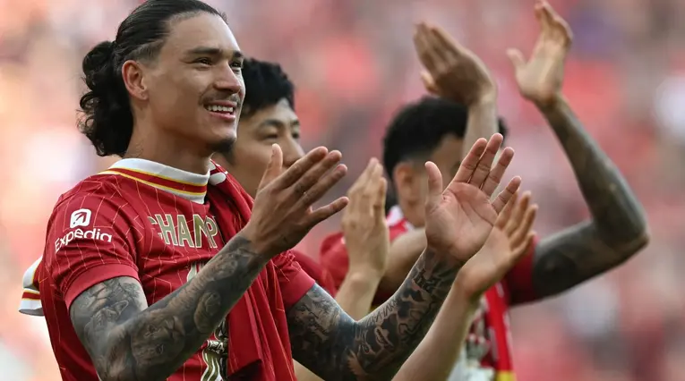 Darwin Núñez celebra el título con Liverpool