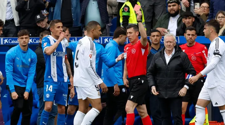 Explusión de Mbappé en partido entre Real Madrid y Alavés