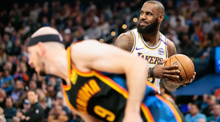 Lakers vuelve a ganar en la NBA con ayuda de LeBron