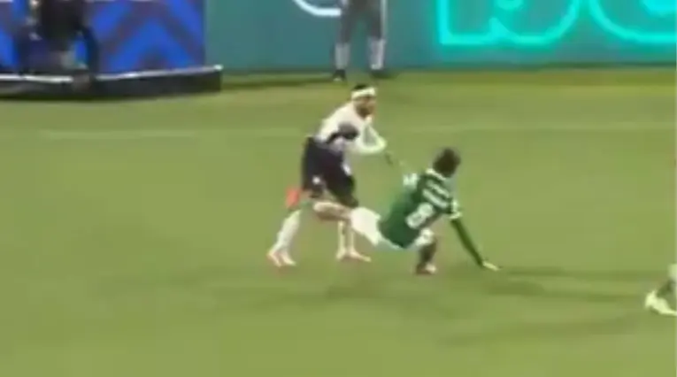 Depay y Richard Ríos tuvieron fuerte cruce en el partido de Palmeiras y Corinthians