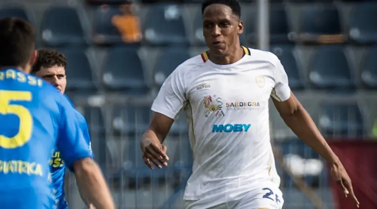 Yerry Mina con el Cagliari de la Serie A de Italia