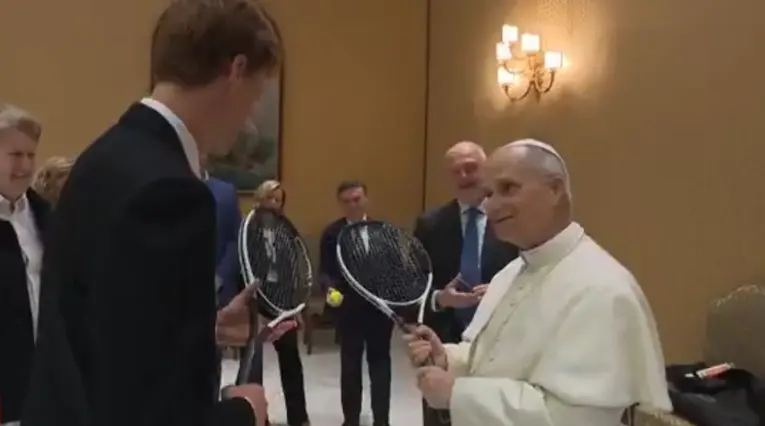 Jannik Sinner y papa León XIV