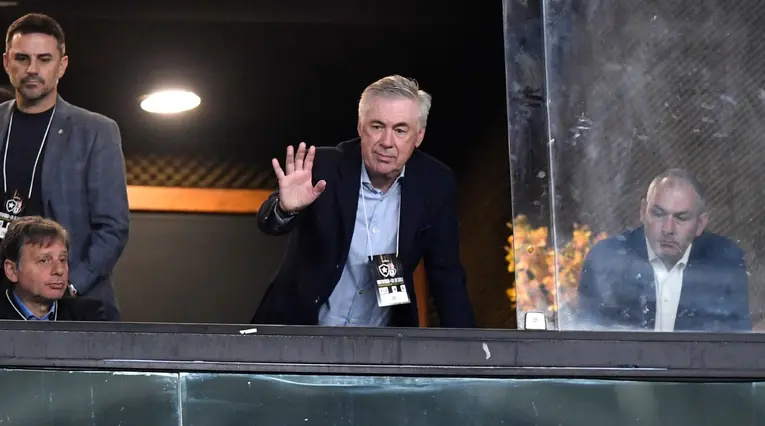 Carlo Ancelotti en la Copa Libertadores viendo Botafogo vs U de Chile