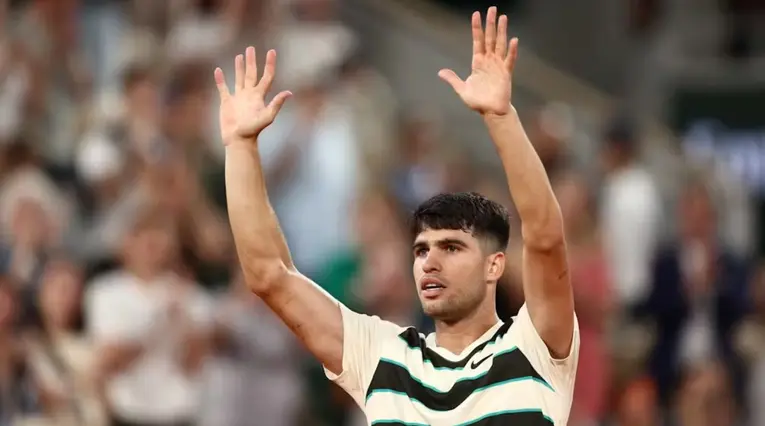 Carlos Alcaraz avanza en Roland Garros 