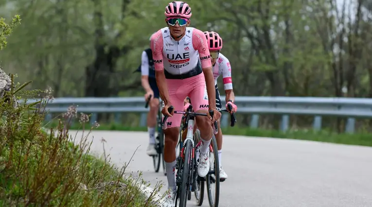 Isaac del Toro, líder del Giro de Italia 2025