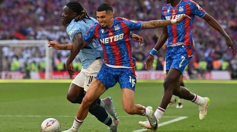 Daniel Muñoz, campeón de la FA Cup