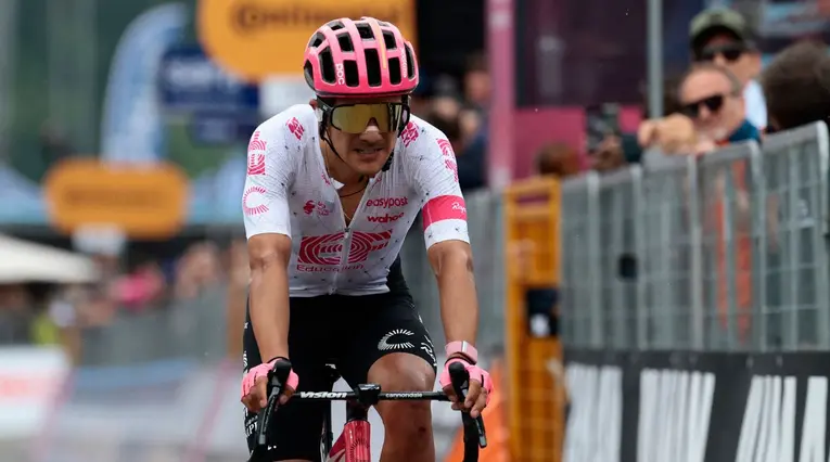 La UCI sancionaría a polémico ayudante Carapaz en el Giro de Italia