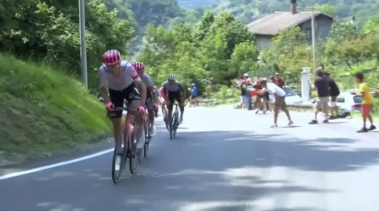 Richard Carapaz le complica la vida a Isaac del Toro en el Giro de Italia