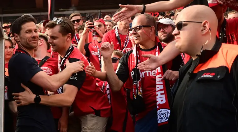 Xabi Alonso celebra con la hinchada del Bayer Leverkusen su último partido dirigido con el club