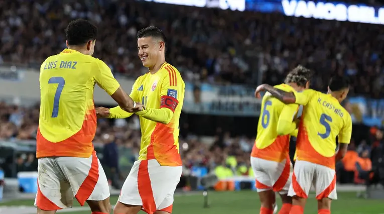 Celebración de lujo entre James y Luis Díaz con la Selección Colombia