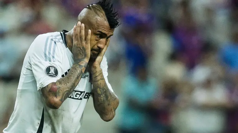 VIDEO: Vidal se peleó con un compañero de Colo Colo en pleno partido