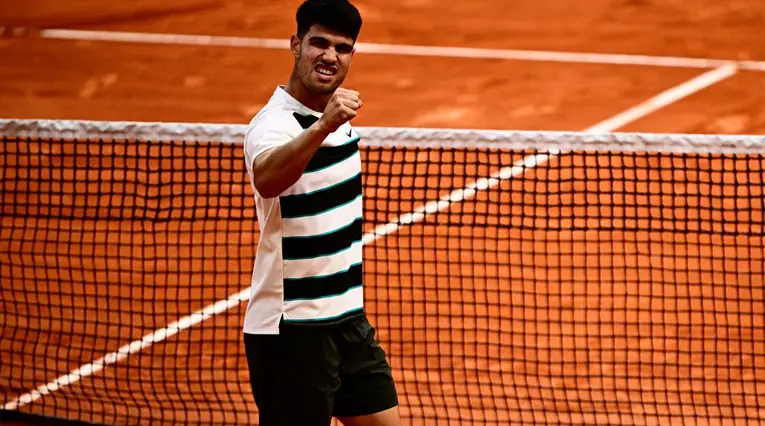 Carlos Alcaraz avanza a cuartos de final de Roland Garros