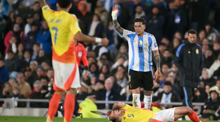 Enzo Fernández y Kevin Castaño en el Argentina vs Colombia