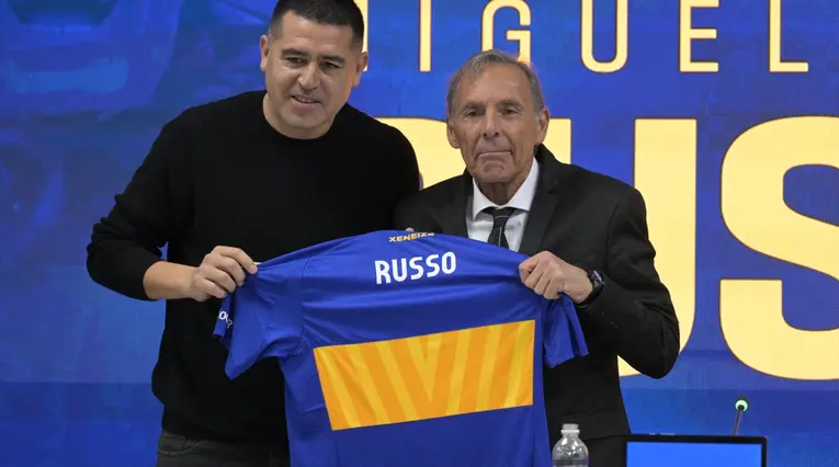 Juan Román Riquelme presenta a Miguel Ángel Russo como nuevo DT de Boca Juniors