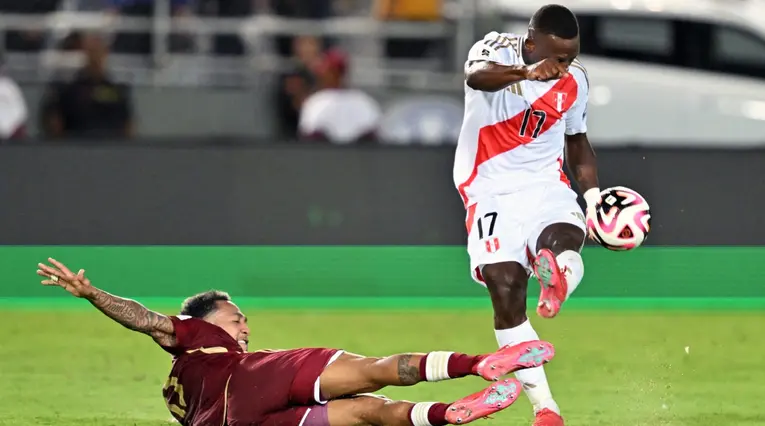 Luis Advíncula con la selección de Perú