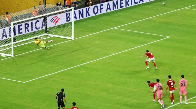 Ustari sorprende en el Mundial de Clubes atajando penal en Inter Miami