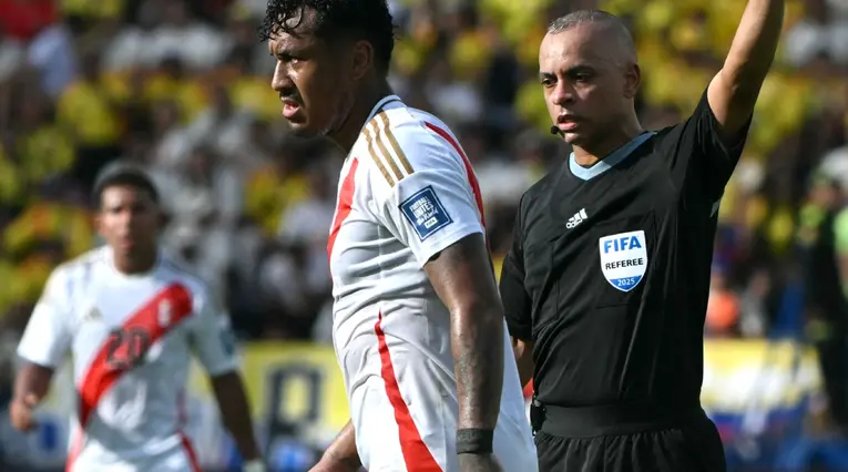 Selección de Perú prende alarmas por arbitraje colombiano
