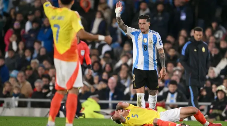Enzo Fernández y Kevin Castaño en Argentina vs Colombia