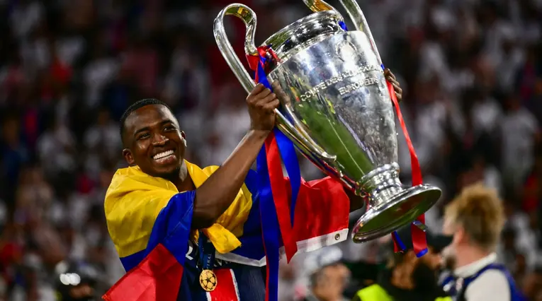 Willian Pacho, campeón con el PSG de Champions League