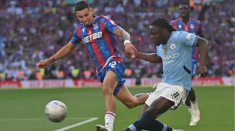 Daniel Muñoz,  figura colombiana en Crystal Palace