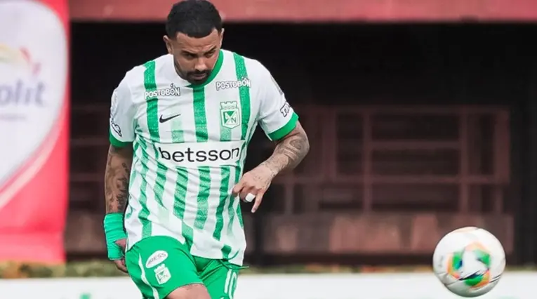 Cardona decepciona errando penal en Copa Libertadores