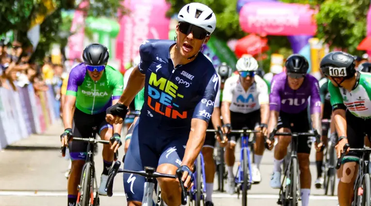 Wilmar Paredes, ganador de la etapa 1 de la Vuelta a Colombia 2025